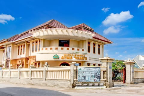 Facade/entrance, Neighbourhood