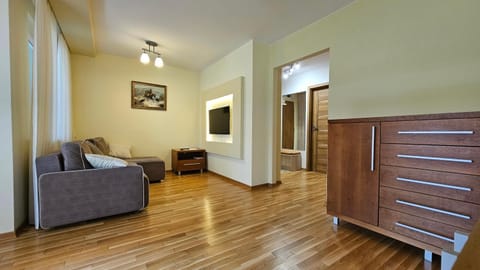 Communal lounge/ TV room, Bed, TV and multimedia, Living room, Photo of the whole room, Seating area, Evening entertainment, Bedroom, wardrobe