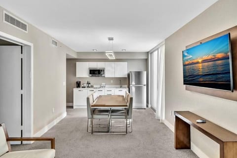 King Suite balcony water views-Hosted by Sweetstay Apartment in Surfside