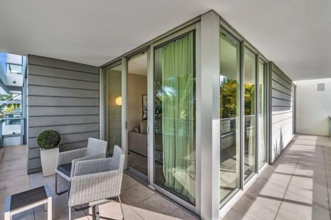 King Suite balcony water views-Hosted by Sweetstay Apartment in Surfside