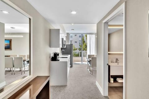 King Suite balcony water views-Hosted by Sweetstay Apartment in Surfside