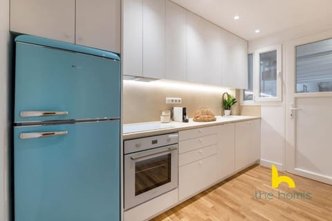 Marina View Haven - King Beds and Cosy Fireplace Apartment in Pireas