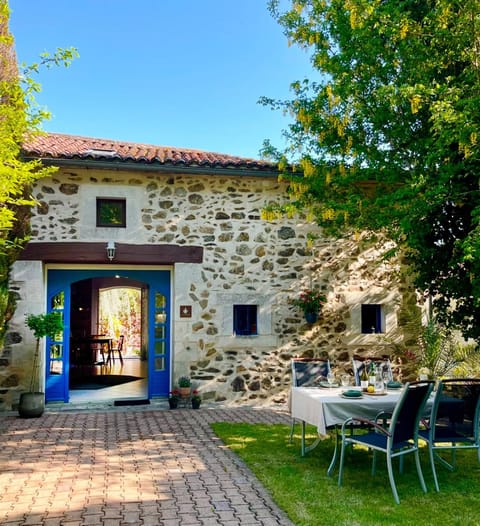 Property building, Patio, Spring, Day, Garden, Seating area, Dining area, Garden view
