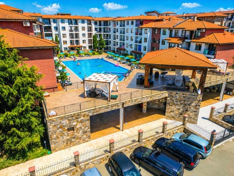 Property building, Bird's eye view, Balcony/Terrace, Pool view, Swimming pool, Swimming pool, Location, Parking, sunbed