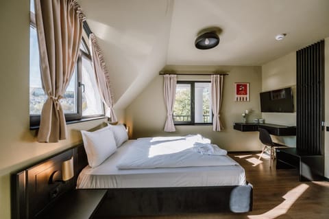 Bed, Bedroom, towels