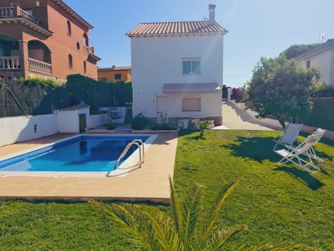 Property building, Day, Natural landscape, Garden, Garden, Pool view, Swimming pool, Swimming pool, sunbed