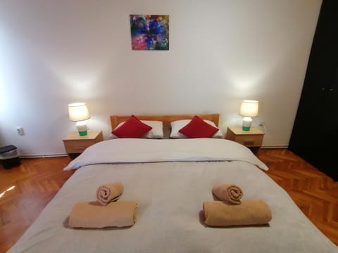 Bed, Photo of the whole room, Bedroom, towels