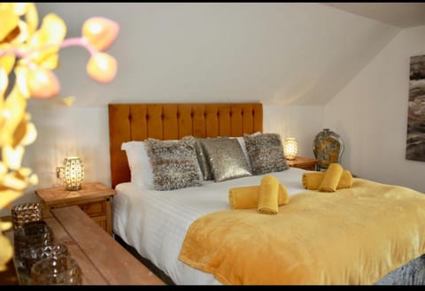 Bed, Bedroom, towels