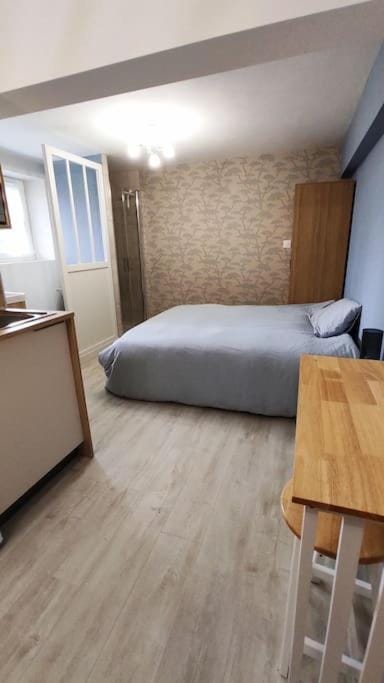 Studio neuf dans maison avec vue sur la chaine des puys Apartment in Riom