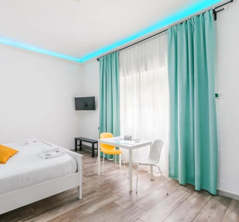Communal lounge/ TV room, Bed, TV and multimedia, Photo of the whole room, Bedroom