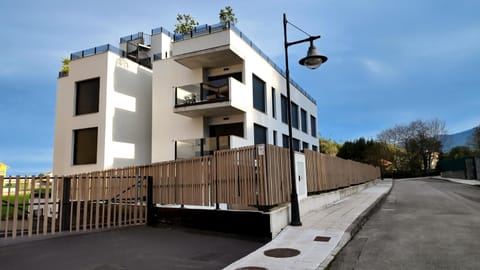 Property building, Facade/entrance, Balcony/Terrace