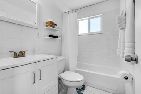 Modern 3 Bedroom GetAway with Parking in Coral Gables House in Coconut Grove