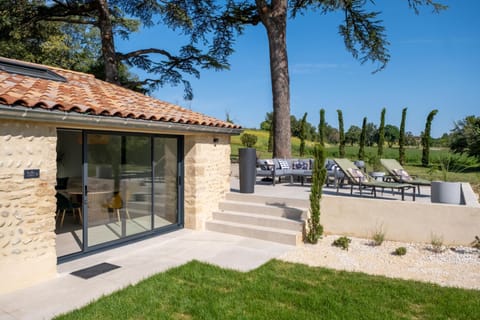 Property building, Patio, Garden, Balcony/Terrace, sunbed