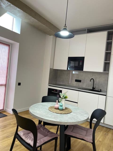 Kitchen or kitchenette, Dining area, stove