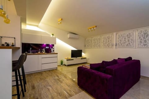 TV and multimedia, Kitchen or kitchenette, Living room, Seating area, air conditioner