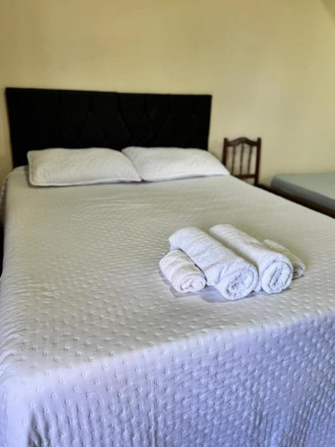 Suíte Casa de Luz-Lar na Serra-Quarto-01 - Duplo ou Triplo Hotel in Miguel Pereira