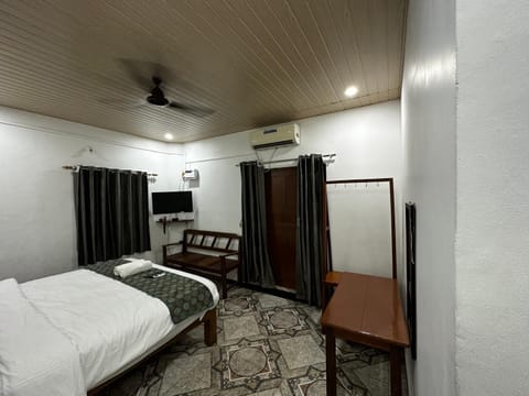 Photo of the whole room, Bedroom, wardrobe, air conditioner