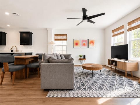 Communal lounge/ TV room, TV and multimedia, Living room, Dining area