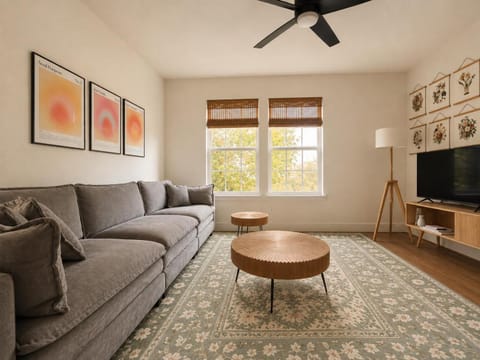 Communal lounge/ TV room, TV and multimedia, Living room, Seating area, Evening entertainment