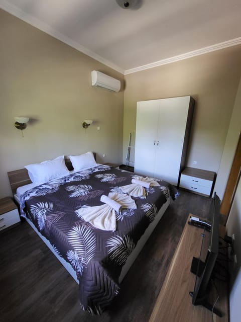 Bed, Photo of the whole room, Bedroom, Family, towels, air conditioner