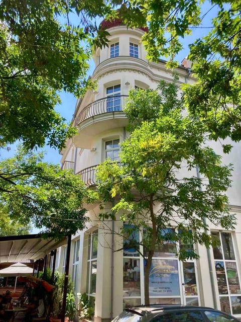 Property building, Day, Neighbourhood, On site, Location