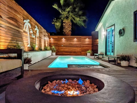 Patio, Hot Tub, Swimming pool, fireplace, sunbed