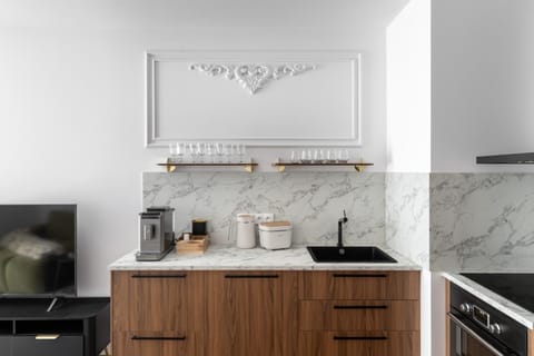 Coffee/tea facilities, Kitchen or kitchenette, stove, toaster