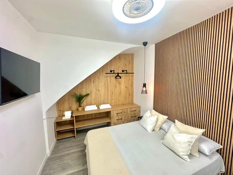 Bed, TV and multimedia, Photo of the whole room, Bedroom
