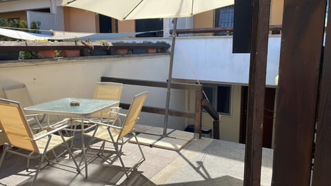 Patio, Day, Dining area