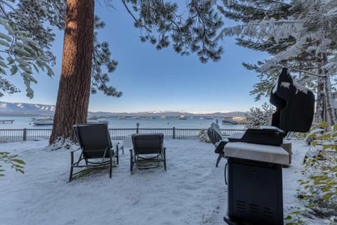 Lakefront Retreat Across from Homewood Resort House in Homewood