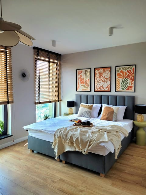 Bed, Living room, Photo of the whole room, Seating area, Bedroom