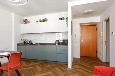 Coffee/tea facilities, Kitchen or kitchenette, Dining area, stove