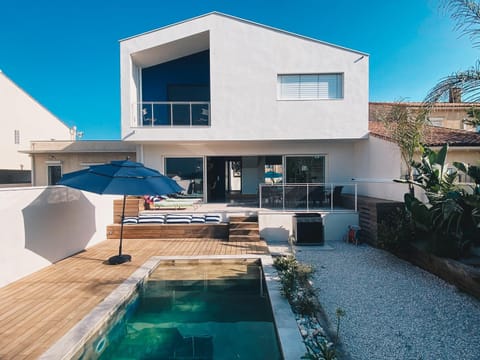 Property building, Patio, Day, Garden, Pool view, Swimming pool, sunbed