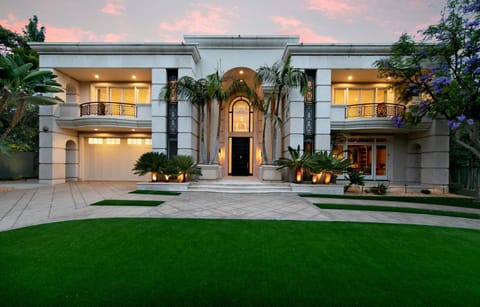 Sophisticated Grand Mansion Villa in Beverly Hills