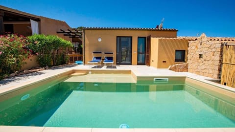Property building, Patio, Day, Pool view, Swimming pool, sunbed