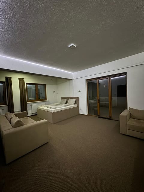 Restaurant/places to eat, Bed, TV and multimedia, Photo of the whole room, Bedroom