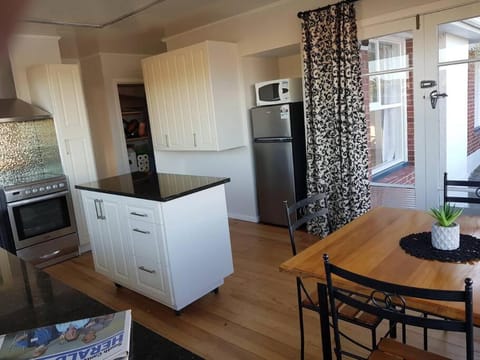 Kitchen or kitchenette, Dining area, stove