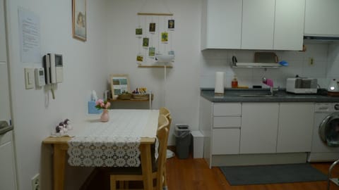 Kitchen or kitchenette, minibar