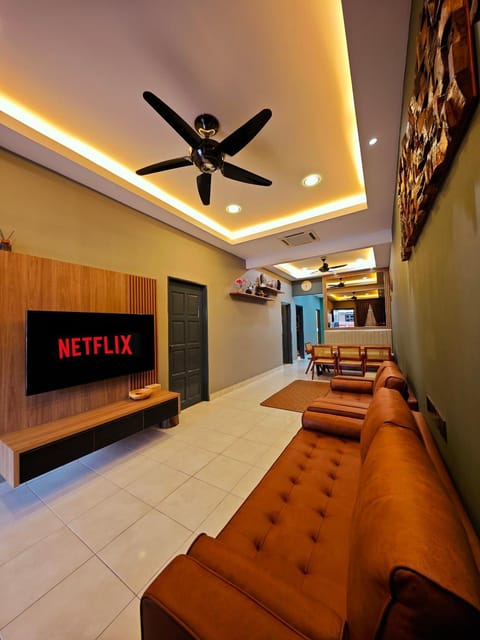 TV and multimedia, Living room, Seating area, Evening entertainment