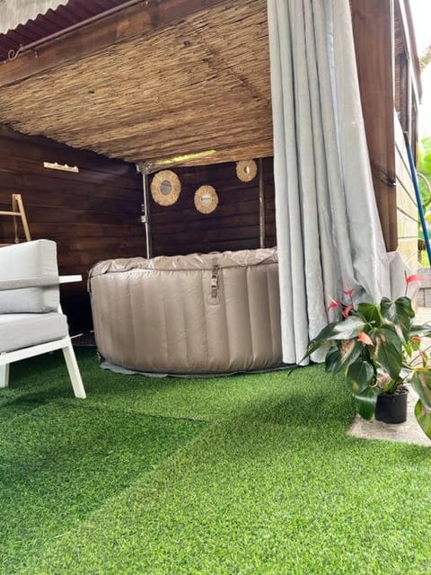Patio, Hot Tub, Living room