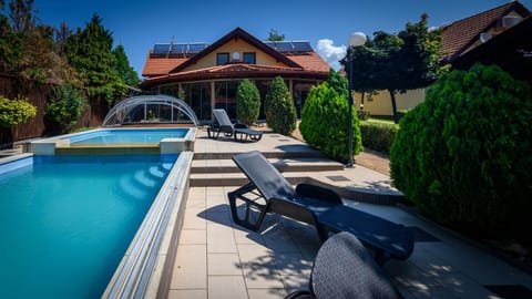Property building, Day, Pool view, Swimming pool, sunbed
