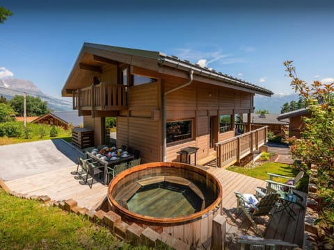 Property building, Day, Natural landscape, Summer, Garden, Hot Tub, Garden view, Mountain view