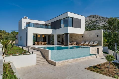 Property building, Balcony/Terrace, Swimming pool