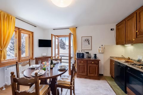 Dining area, kitchen