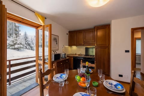 Dining area, kitchen