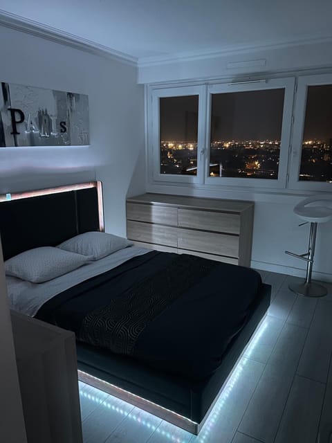 Bed, Night, Photo of the whole room, Bedroom