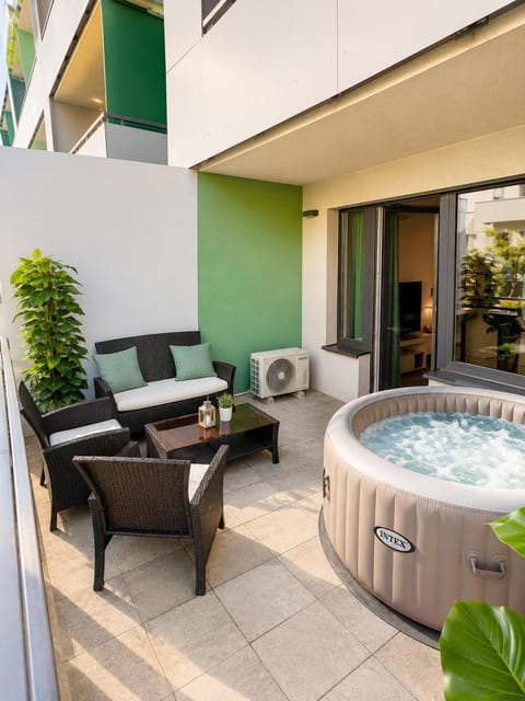 Hot Tub, Balcony/Terrace, Seating area