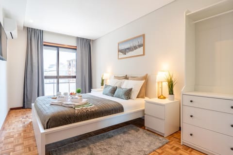 Bed, TV and multimedia, Bedroom, towels, air conditioner