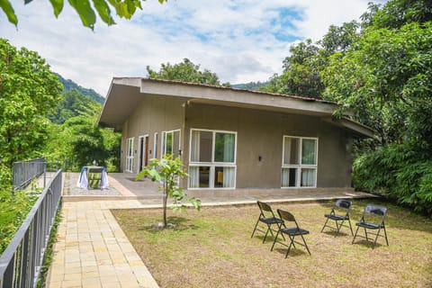 Property building, Patio, Facade/entrance, Balcony/Terrace