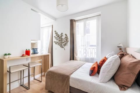 Bed, Photo of the whole room, Dining area